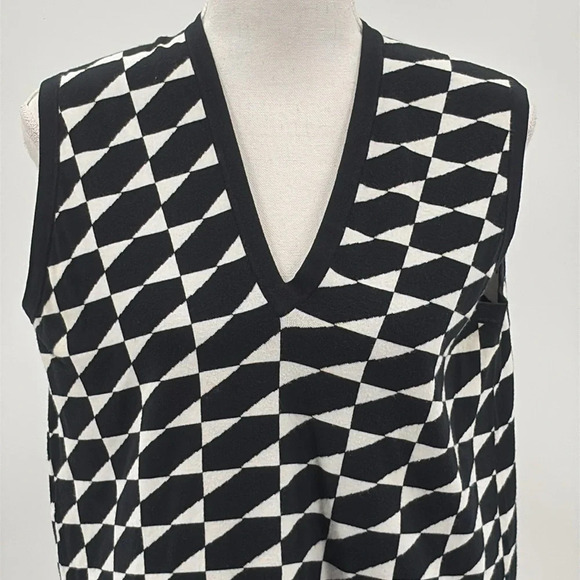 Derek Lam New York V Neck Geometric Print Italian Yarn Sweater Vest - Medium - Picture 2 of 8